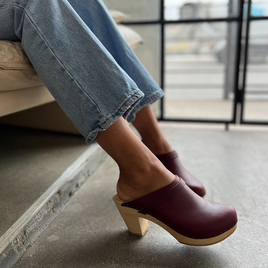 Kat Clog in burgundy