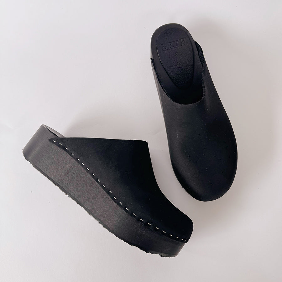 BeanSS monoblack sandal featuring sleek, minimalist design