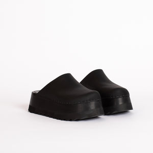 Chonk Clog in Monoblack