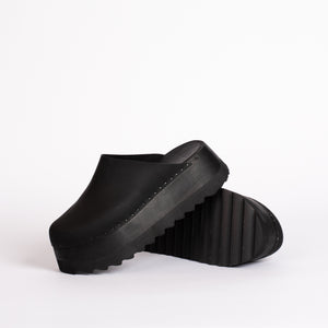 Chonk Clog in Monoblack