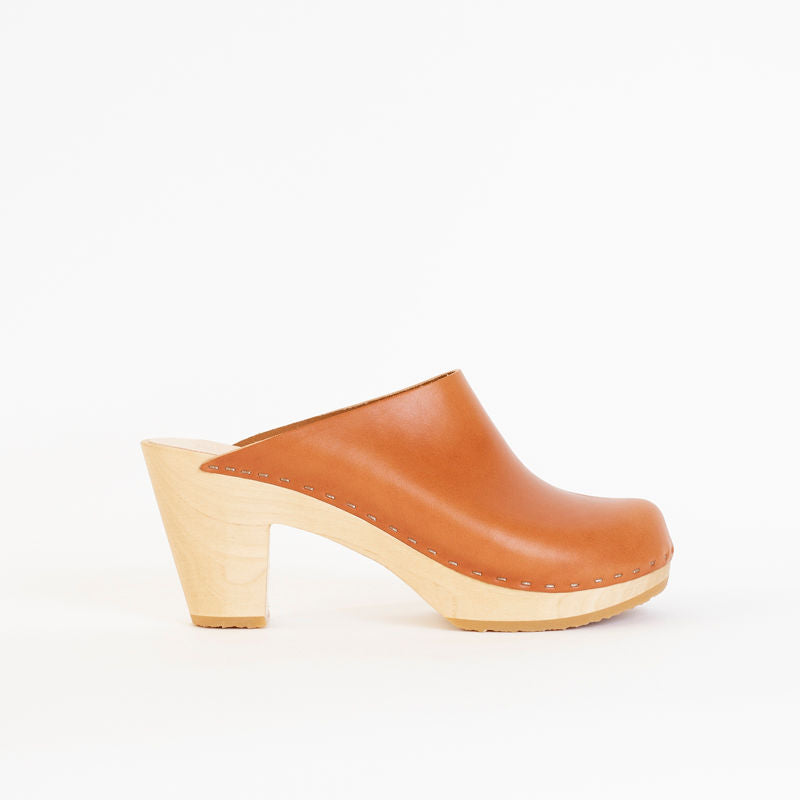 Clementine closed whiskey high featuring a sleek, stylish shoe design with whiskey tones