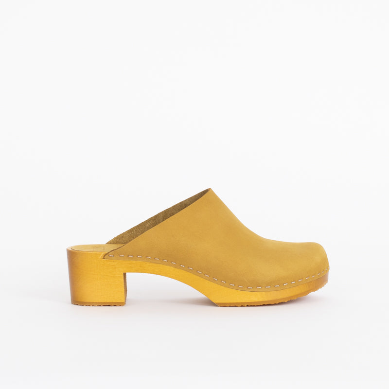 Bryr Studio Gabe clogs in monochrome Fennel tone