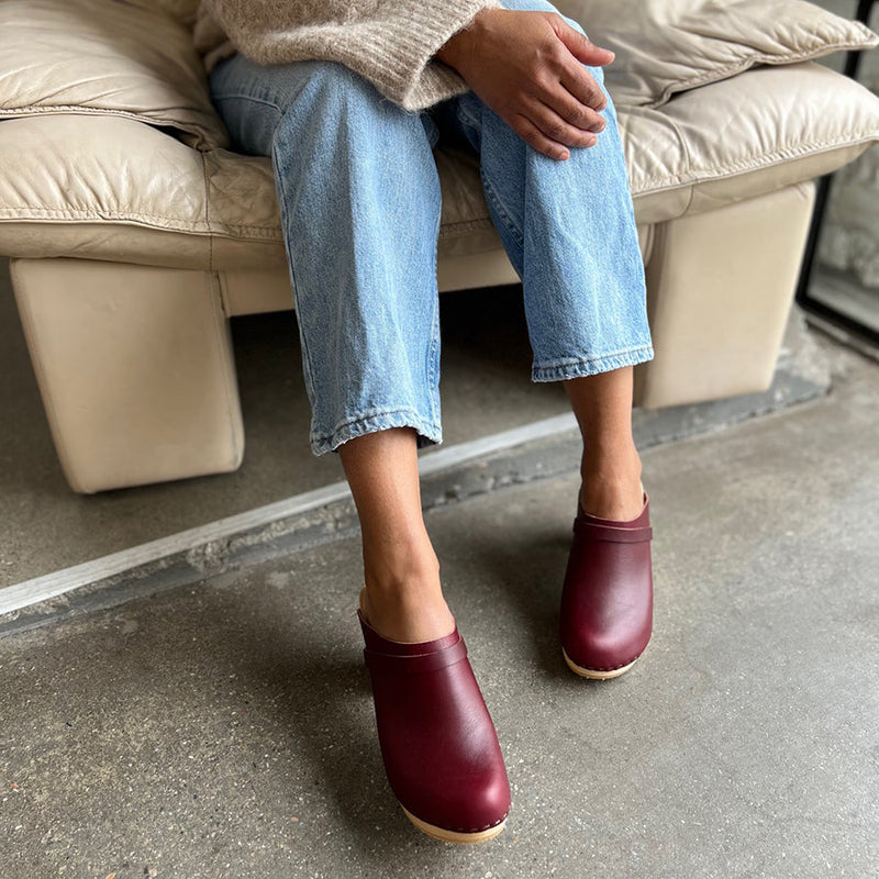 Kat Clog in burgundy1