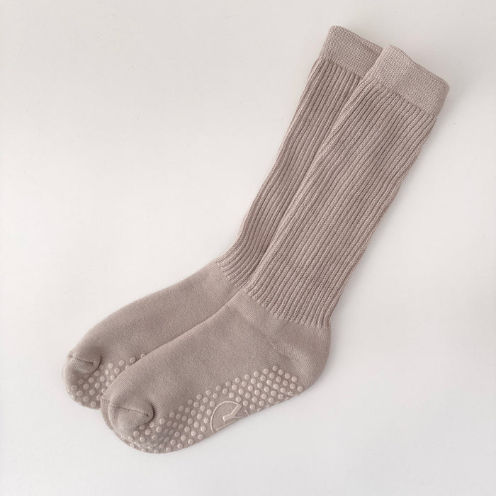 Slouch Crew Grip Socks in Oat