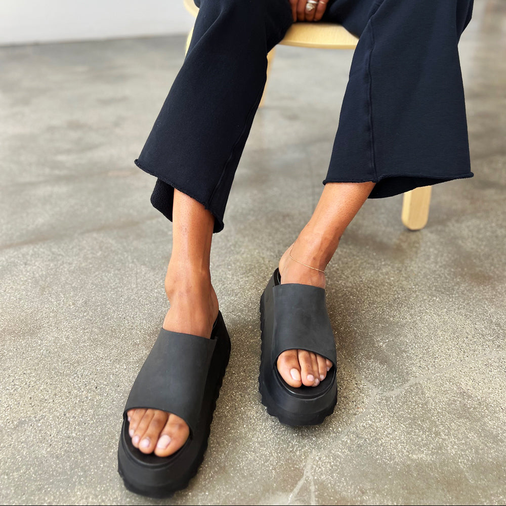 Alex in Monoblack Nubuck - Size 7 (T2)