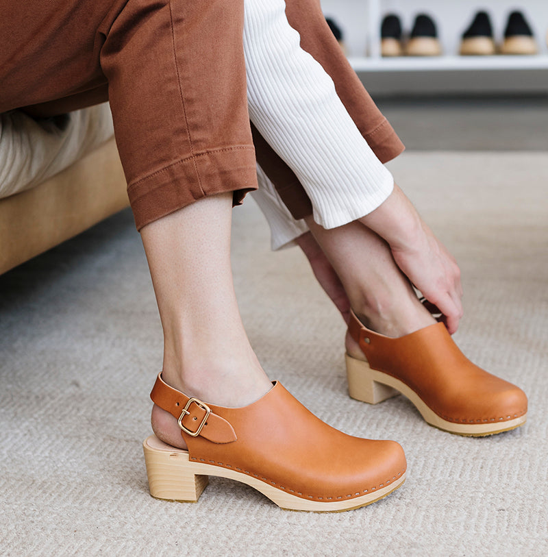 A small image guiding customers on how to find their correct shoe size