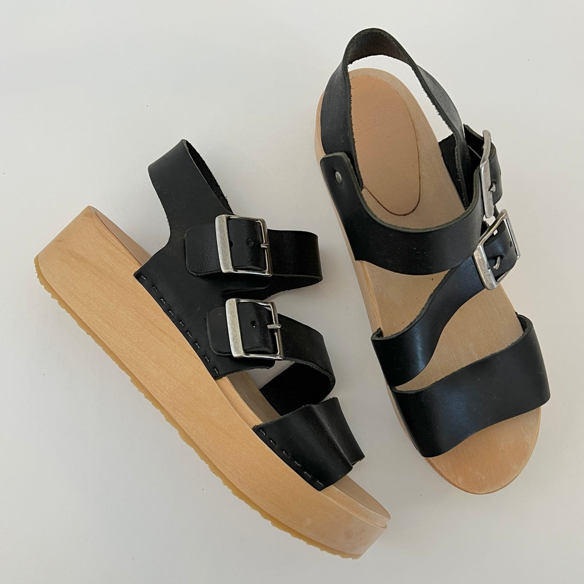 Jesse sandals in black leather, sleek and sophisticated for a polished look
