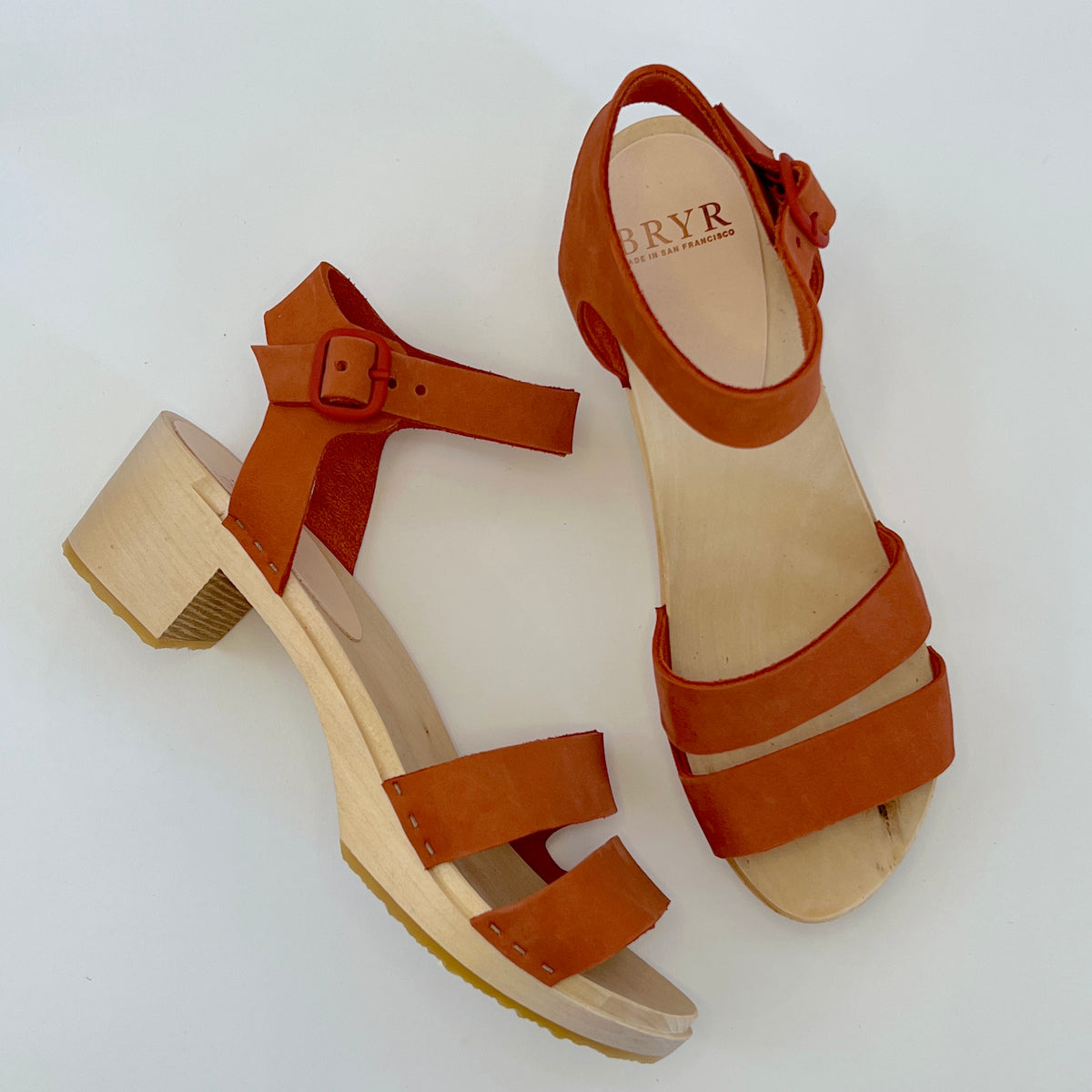Suzie sandals in Spanish sienna, combining elegance and versatility for everyday wear