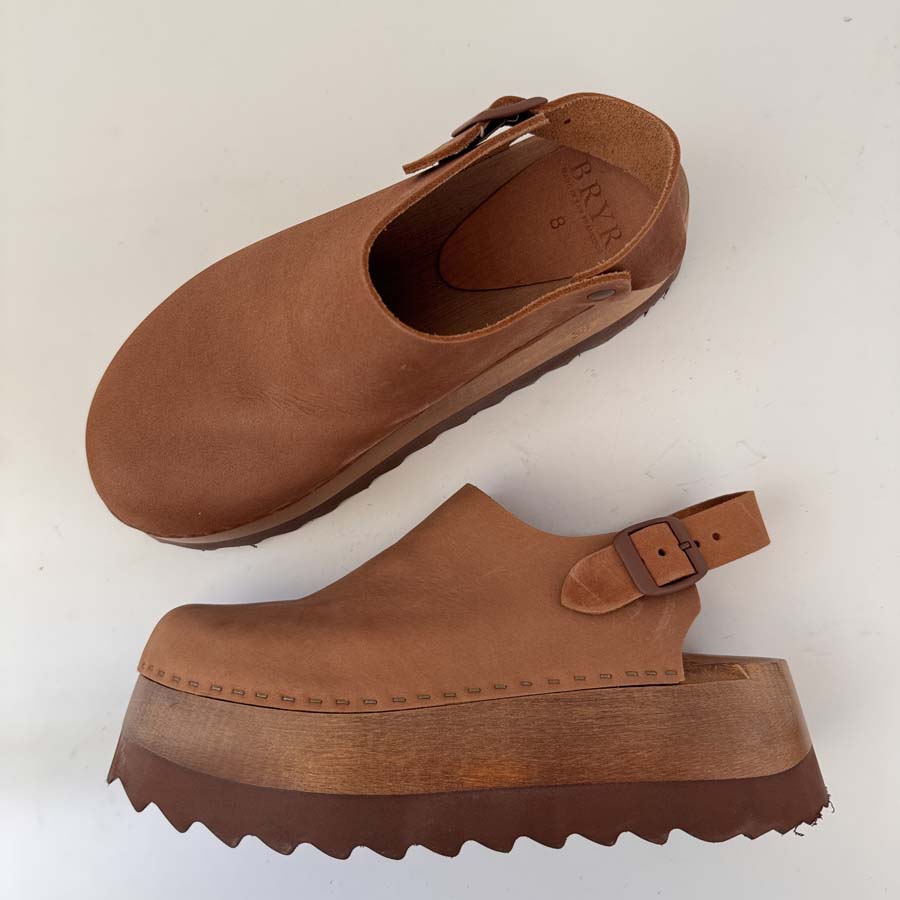Tegan in Cocoa Nubuck - Size 8 (T3)