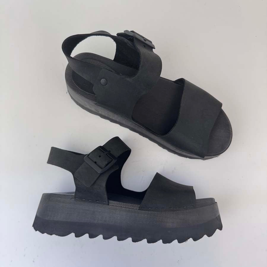 Uma in Monochrome- Size 8 (T4)